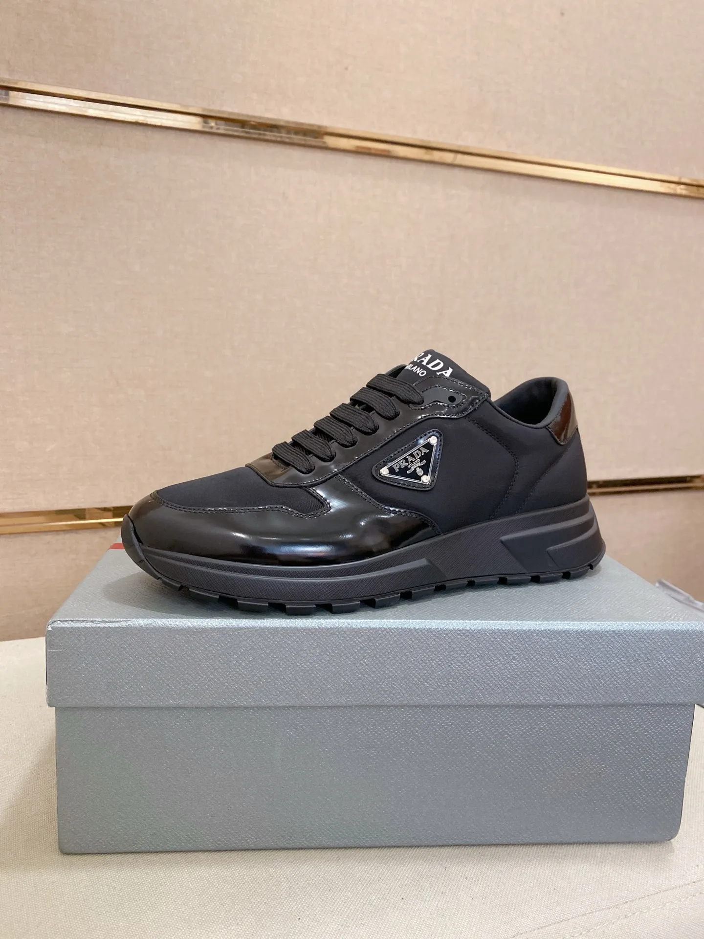 Factory price 540💰 ✔️✔️✔️High version High-quality new PRADA counters are on the market at the same time. The new men's shoes and 😘fabrics are selected from imported first-layer cowhide and are made by pure handcrafts. Lining: Full cowhide lining. 👍🏿 High-end ☄️ air-cushion molded anti-slip rubber outsole, exquisite lines, simple and elegant, comfortable and high-end for leisure travel. Code number: 38 to 44